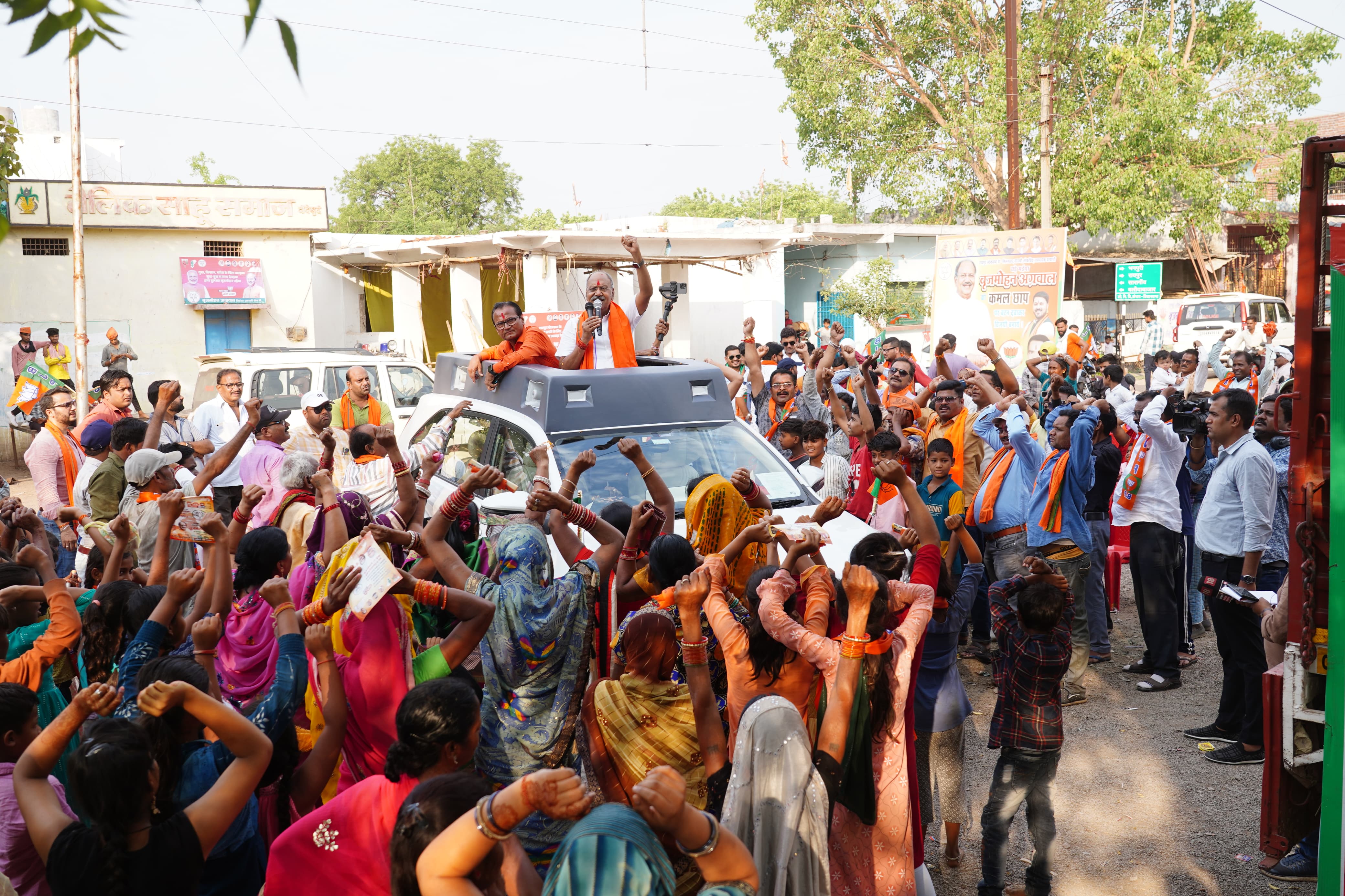 रायपुर विधानसभा  भाजपा प्रत्याशी ब्रृज मोहन अग्रवाल का जन सम्पर्क 