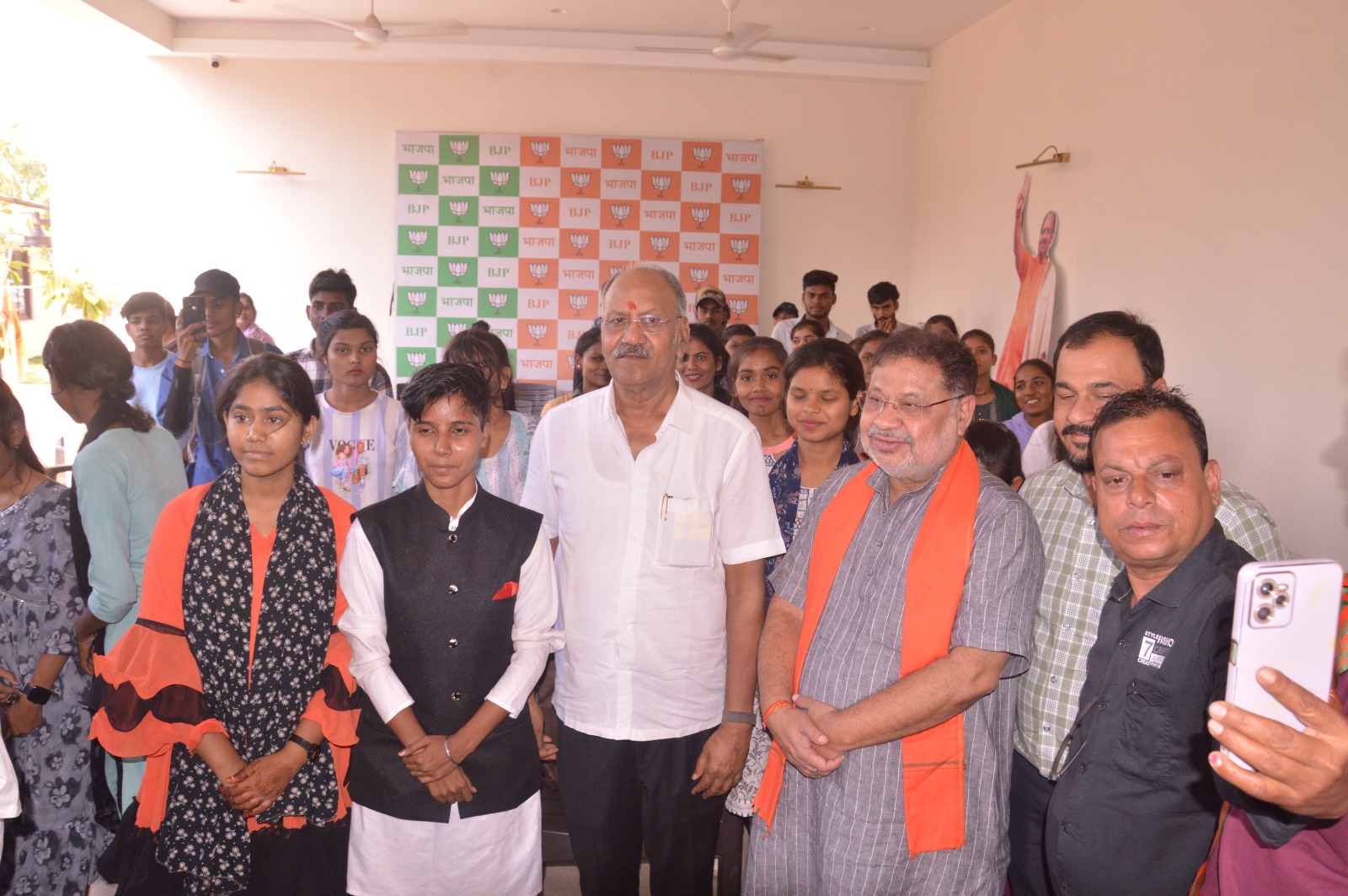 तिल्दा नेवरा शहर एवं ग्रामीण क्षेत्र के 100 से ज्यादा फर्स्ट टाइम वोटर्स ने पूर्व नगरपालिका अध्यक्ष महेश अग्रवाल के नेतृत्व में रायपुर लोकसभा से भाजपा प्रत्याशी बृजमोहन अग्रवाल से मुलाकात कर भाजपा के पक्ष में मतदान करने की बात कही है।