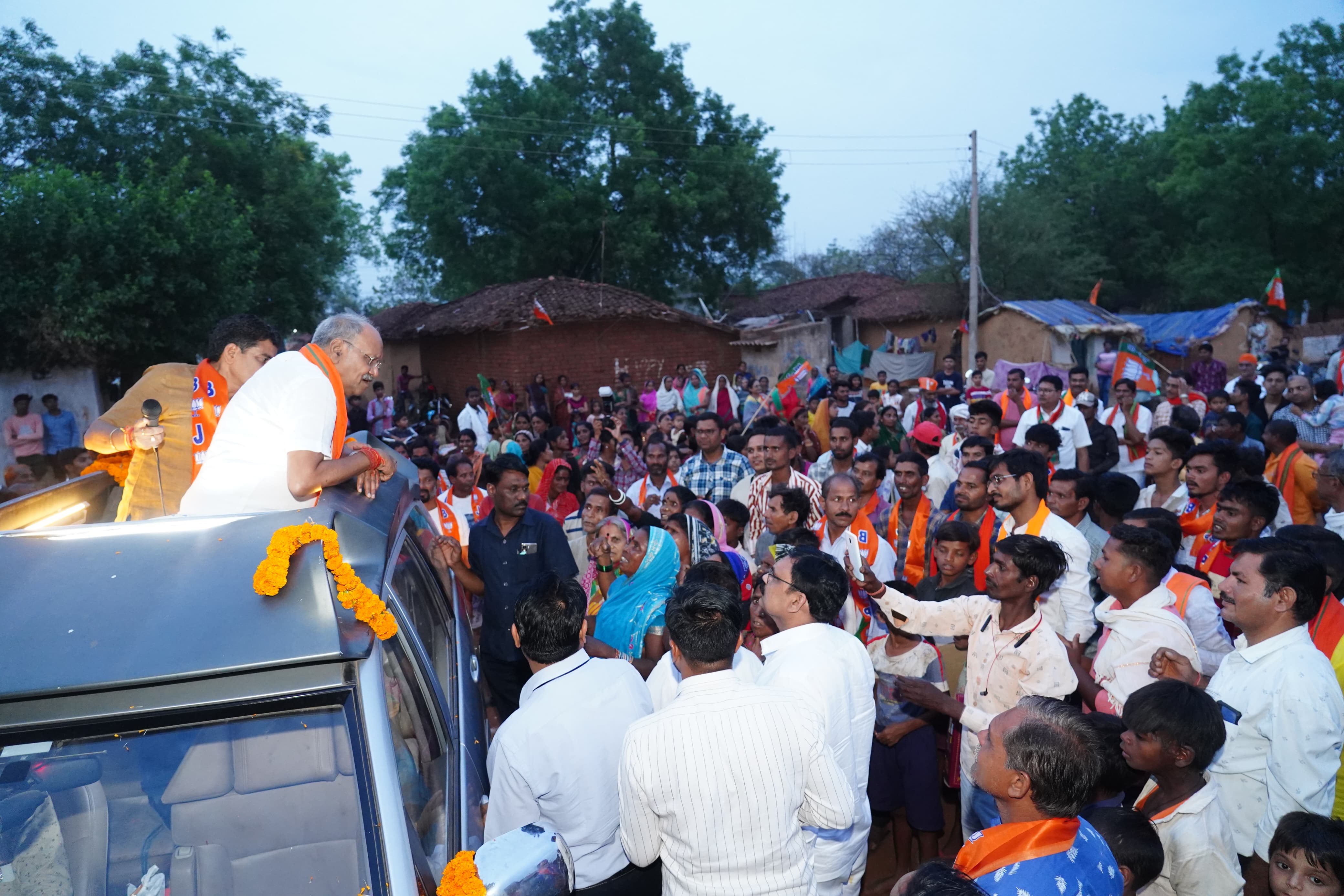 रायपुर लोकसभा से भाजपा प्रत्याशी बृजमोहन अग्रवाल जनसंपर्क के तहत गांव-गांव हर क्षेत्र में पहुंच रहे हैं।