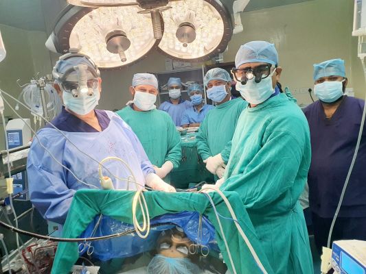 डॉ. भीमराव अम्बेडकर स्मृति चिकित्सालय, रायपुर*  *छ.ग. एवं मध्य भारत में पहली बार* *बिना टांका लगाये (सुचरलेस वाल्व) बायोप्रोस्थेटिक एओटिक हार्ट वाल्व का अम्बेडकर अस्पताल के हार्ट सर्जरी विभाग में सफल प्रत्यारोपण*