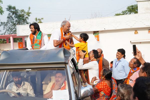 जनसंपर्क के दौरान नव मतदाताओं से मिले बृजमोहन अग्रवाल, देश के उज्जवल भविष्य के लिए भाजपा को वोट देने की अपील