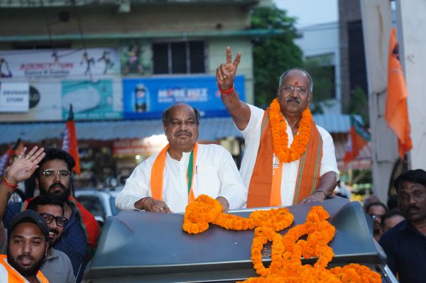 बृजमोहन अग्रवाल ने बलौदा बाजार में रोड शो कर जुटाया जन समर्थन, भाजपा को प्रचंड मतों से जिताने की अपील*