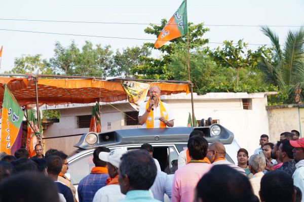 *बुलेट प्वाइंट्स* *रायपुर लोकसभा के भाजपा प्रत्याशी बृजमोहन अग्रवाल जी का जनसंपर्क दौरा*  @भाजपा सरकार धर्म और जाति की राजनीति नही करती है। भारतीय जनता पार्टी सबका साथ सबका विकास और सबका विश्वास पर काम करती है।   @2024 का लोकसभा चुनाव गांव, गरीब, किसान, युवाओं के विकास का चुनाव है।  @मोदी जी के 10 साल के कार्यकाल ने भारत की छवि को सुधार दिया है।   @ पूरी दुनिया में मोदी जी ने योग को एक नई पहचान दिलाई है।   @रायपुर ग्रामीण विधायक मोतीलाल साहू ने भी बृजमोहन अग्रवाल के लिए मांगे वोट   ,@रायपुर लोकसभा से भाजपा प्रत्याशी बृजमोहन अग्रवाल ने ग्रामीण मंडल, माना मंडल और भानपुरी मंडल के काठाडीह, दतरेंगा, धनेली, धरमपुरा, फुंडहर, अमलीडीह,पुरेना, लाभांडी, अवंती विहार, कचना फाटक, गणेश नगर, चंडी नगर, मड़ई मैदान, सड्डू, बीएसयूपी कॉलोनी, दलदल सिवनी इलाके का जनसंपर्क कर वोट मांगे।  @आज के जनसंपर्क में सांसद सुनील सोनी, विधायक मोतीलाल साहू, पूर्व विधायक नंद कुमार साहू, सुभाष तिवारी,  रायपुर ग्रामीण मंडल अध्यक्ष श्री जितेन्द्र धुरंधर, माना मंडल अध्यक्ष श्री रविन्द्र सिंह ठाकुर, भनपुरी मंडल अध्यक्ष श्री ओम