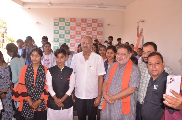 तिल्दा नेवरा शहर एवं ग्रामीण क्षेत्र के 100 से ज्यादा फर्स्ट टाइम वोटर्स ने पूर्व नगरपालिका अध्यक्ष महेश अग्रवाल के नेतृत्व में रायपुर लोकसभा से भाजपा प्रत्याशी बृजमोहन अग्रवाल से मुलाकात कर भाजपा के पक्ष में मतदान करने की बात कही है।