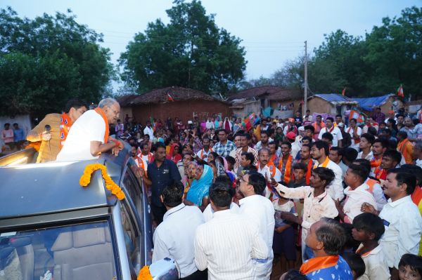 रायपुर लोकसभा से भाजपा प्रत्याशी बृजमोहन अग्रवाल जनसंपर्क के तहत गांव-गांव हर क्षेत्र में पहुंच रहे हैं।