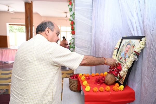 भाजपा शिक्षा प्रकोष्ठ की प्रदेश सह-संयोजक हरशिला रूपाली शर्मा जी के चाचाजी स्वर्गीय योगेश शर्मा जी को विधायक पुरन्दर मिश्रा ने दी भावभीनी श्रद्धांजलि*