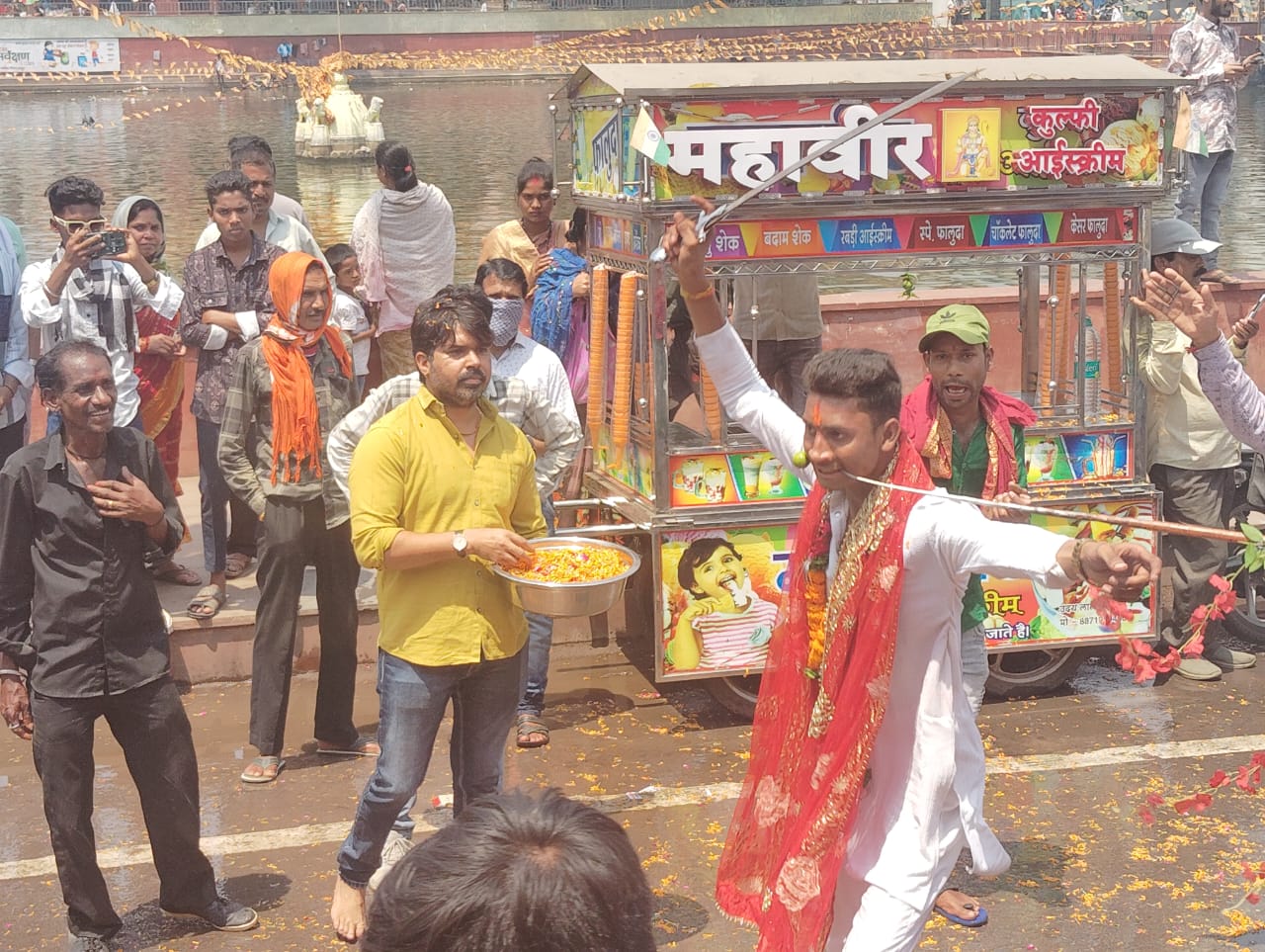 एन माही फिल्म एवं माँ मालती देवी फाउंडेशन ने ज्योत जवारा विसर्जन यात्रा का पुष्प वर्षा कर किया स्वागत    निर्माता मोहित साहू, एक्टर दिनेश साहू व एक्ट्रेस अनिकृति चौहान पूजा आरती कर किया श्रीफल भेंट