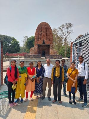 खैरागढ़ विश्वविद्यालय के विद्यार्थी पहुंचे सिरपुर, पुरातात्विक महत्व कीखैरागढ़ विश्वविद्यालय के विद्यार्थी पहुंचे सिरपुर, पुरातात्विक महत्व की जानकारी मिली