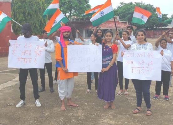 लोकतंत्र को मजबूत बनाने में जुटा खैरागढ़ विश्वविद्यालय, मतदाता जागरूकता की अलख जगा रहे हैं विद्यार्थी