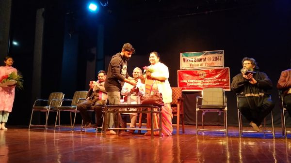 विकसित भारत : खैरागढ़ विश्वविद्यालय के विद्यार्थियों ने रखे विचार, कला-संस्कृति के साथ बेरोजगारी, सुरक्षा पर भी अभिव्यक्त हुए युवा 