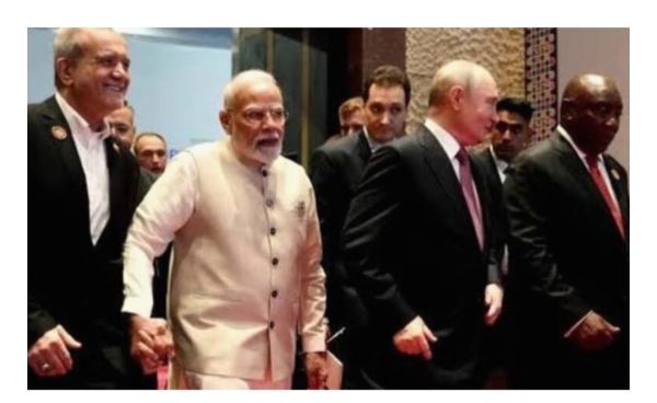 ईरानी राष्ट्रपति मसूद पेजेशकियान से प्रधानमंत्री मोदी गर्मजोशी से मिले और उनका हाथ थामे रहे 